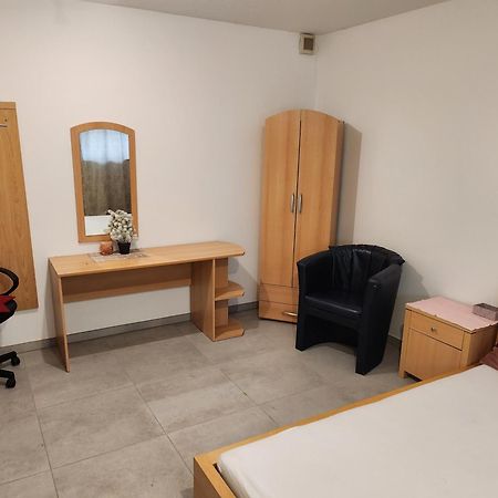 Halle, Top -Preise, Grosse 79 Qm Sd Fewo, Eg, Wahlweise Mit 1- 3 Dz, Inklusiv Tv Lounge, Kueche, Bad Wc Einfach Und Gut, Langzeitmieter Vb Preise Halle  Eksteriør bilde