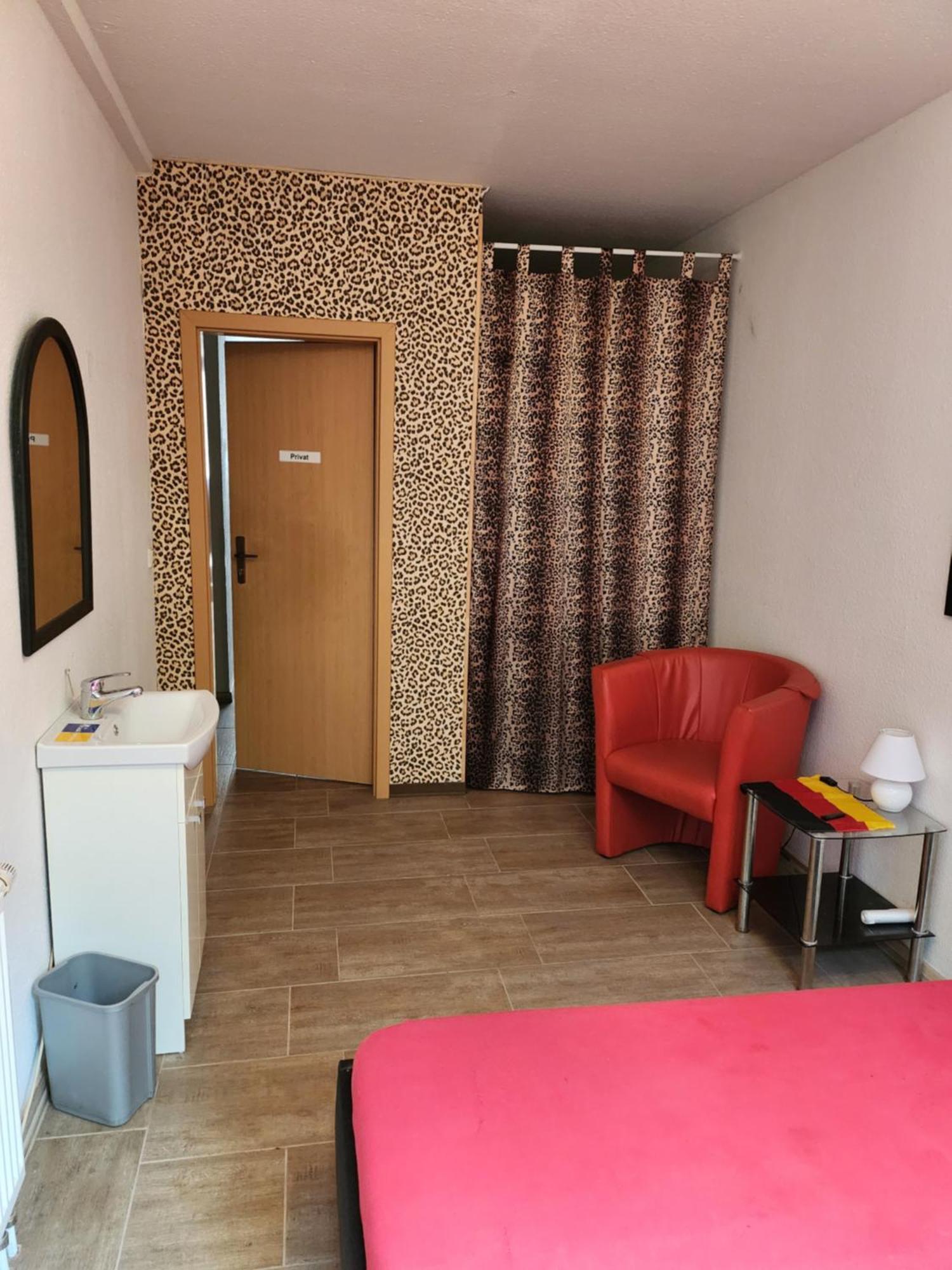 Halle, Top -Preise, Grosse 79 Qm Sd Fewo, Eg, Wahlweise Mit 1- 3 Dz, Inklusiv Tv Lounge, Kueche, Bad Wc Einfach Und Gut, Langzeitmieter Vb Preise Halle  Eksteriør bilde