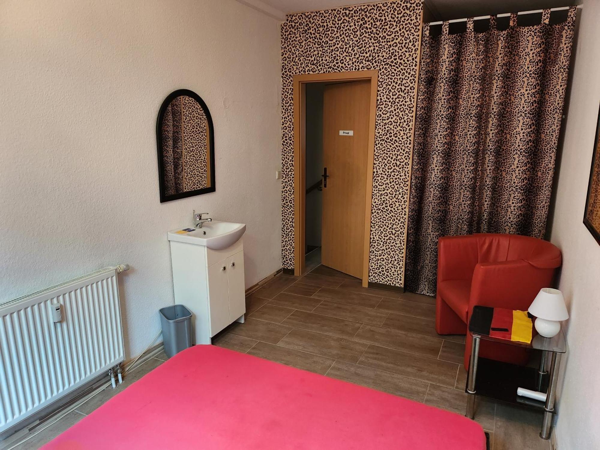Halle, Top -Preise, Grosse 79 Qm Sd Fewo, Eg, Wahlweise Mit 1- 3 Dz, Inklusiv Tv Lounge, Kueche, Bad Wc Einfach Und Gut, Langzeitmieter Vb Preise Halle  Eksteriør bilde