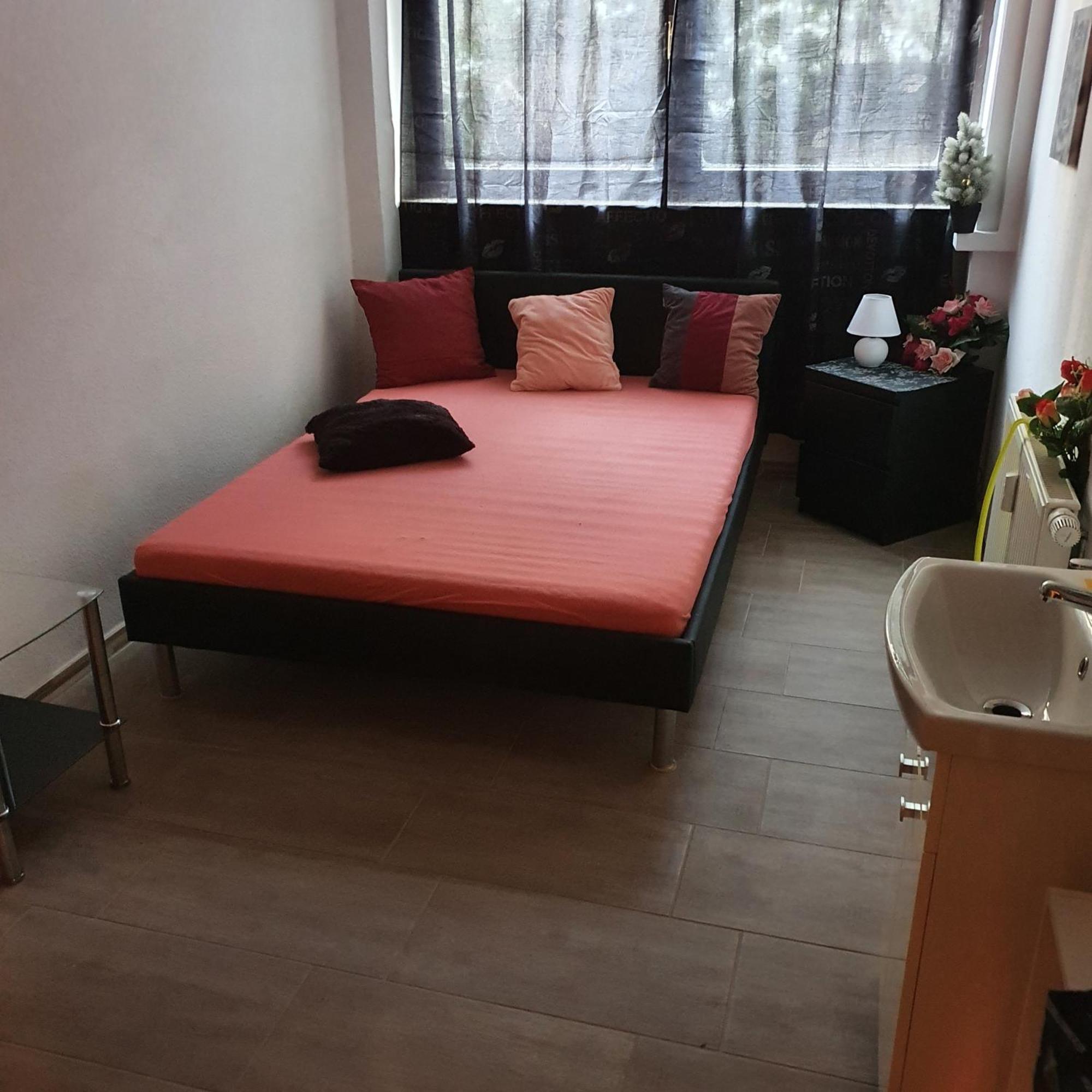 Halle, Top -Preise, Grosse 79 Qm Sd Fewo, Eg, Wahlweise Mit 1- 3 Dz, Inklusiv Tv Lounge, Kueche, Bad Wc Einfach Und Gut, Langzeitmieter Vb Preise Halle  Eksteriør bilde